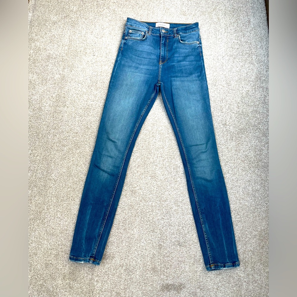 Zara women's blue high-waisted skinny-leg jeans.